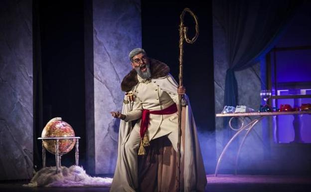 Manu Sánchez aterriza en Marbella con su obra de teatro 'El Buen Dictador'