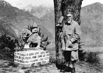 Imagen secundaria 1 - Arriba, 'Aleksander Nevski vence a Birger Jarl' (1904), de Roerich; abajo, retratos del artista y la poeta. 