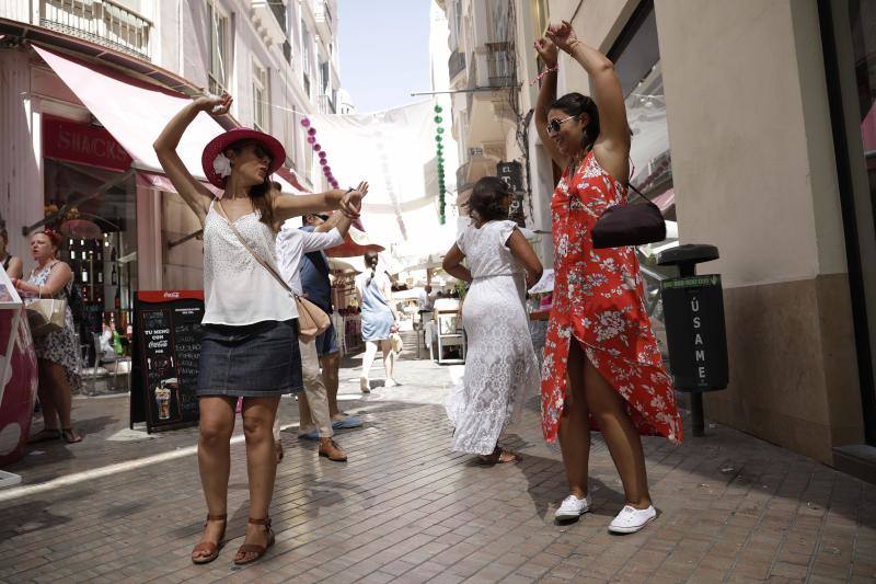 Miles de personas apuran las últimas horas de fiesta tanto en el Centro como en el Real. 