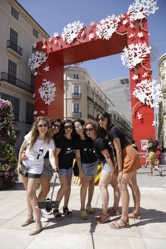 Miles de personas apuran las últimas horas de fiesta tanto en el Centro como en el Real. 