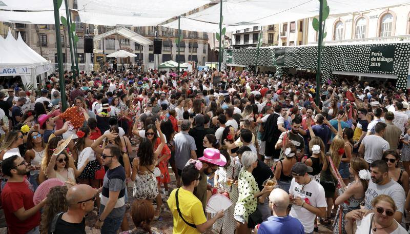 Miles de personas apuran las últimas horas de fiesta tanto en el Centro como en el Real. 