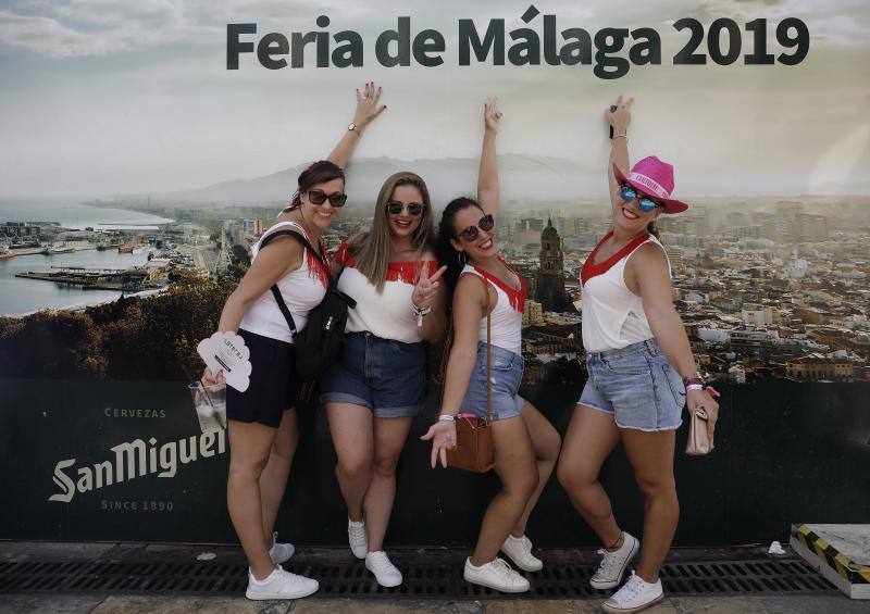 Miles de personas apuran las últimas horas de fiesta tanto en el Centro como en el Real. 