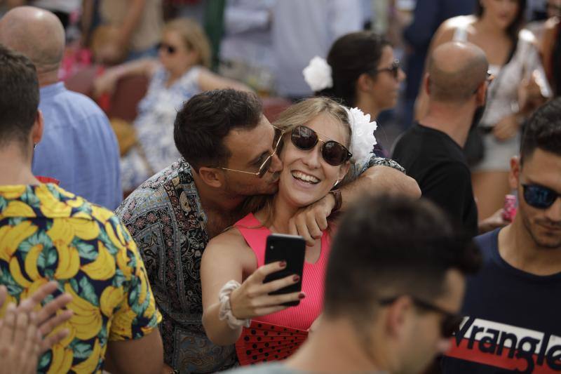 Miles de personas apuran las últimas horas de fiesta tanto en el Centro como en el Real. 