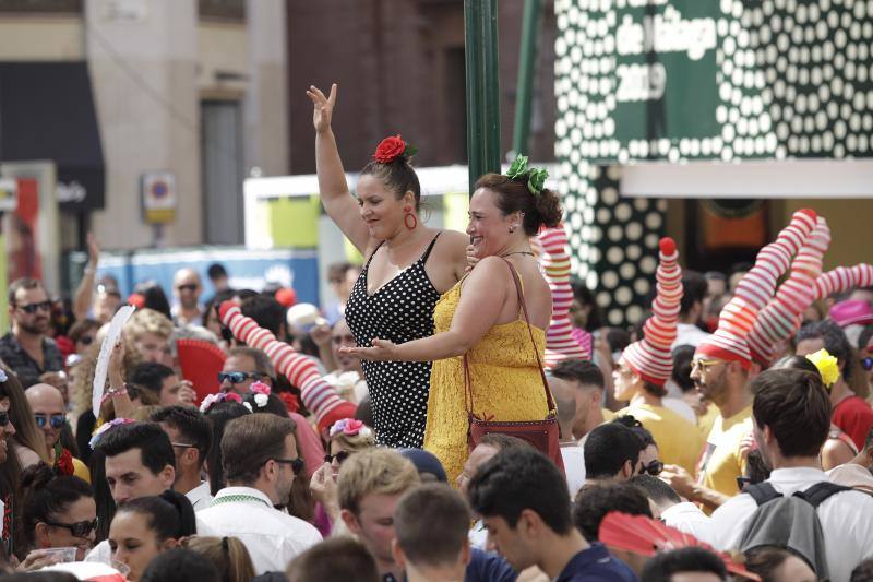 Miles de personas apuran las últimas horas de fiesta tanto en el Centro como en el Real. 