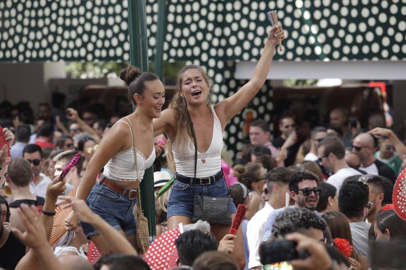 Miles de personas apuran las últimas horas de fiesta tanto en el Centro como en el Real. 