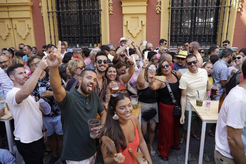 Miles de personas apuran las últimas horas de fiesta tanto en el Centro como en el Real. 