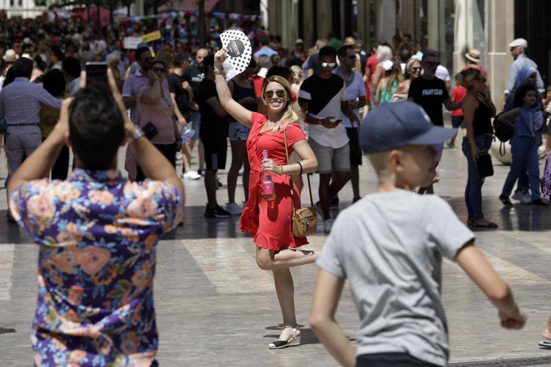 Miles de personas apuran las últimas horas de fiesta tanto en el Centro como en el Real. 