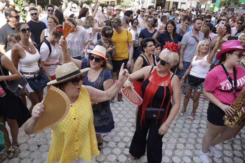 Miles de personas apuran las últimas horas de fiesta tanto en el Centro como en el Real. 