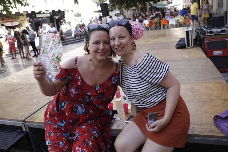 Miles de personas apuran las últimas horas de fiesta tanto en el Centro como en el Real. 