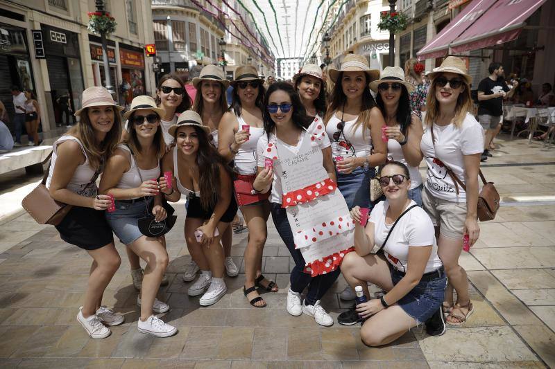 Miles de personas apuran las últimas horas de fiesta tanto en el Centro como en el Real. 