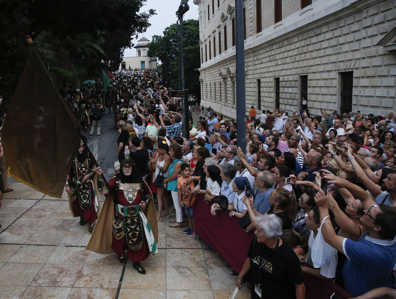 Más de 200 figurantes participan en esta octava edición, que contó con el pintor Antonio Montiel como el rey Fernando