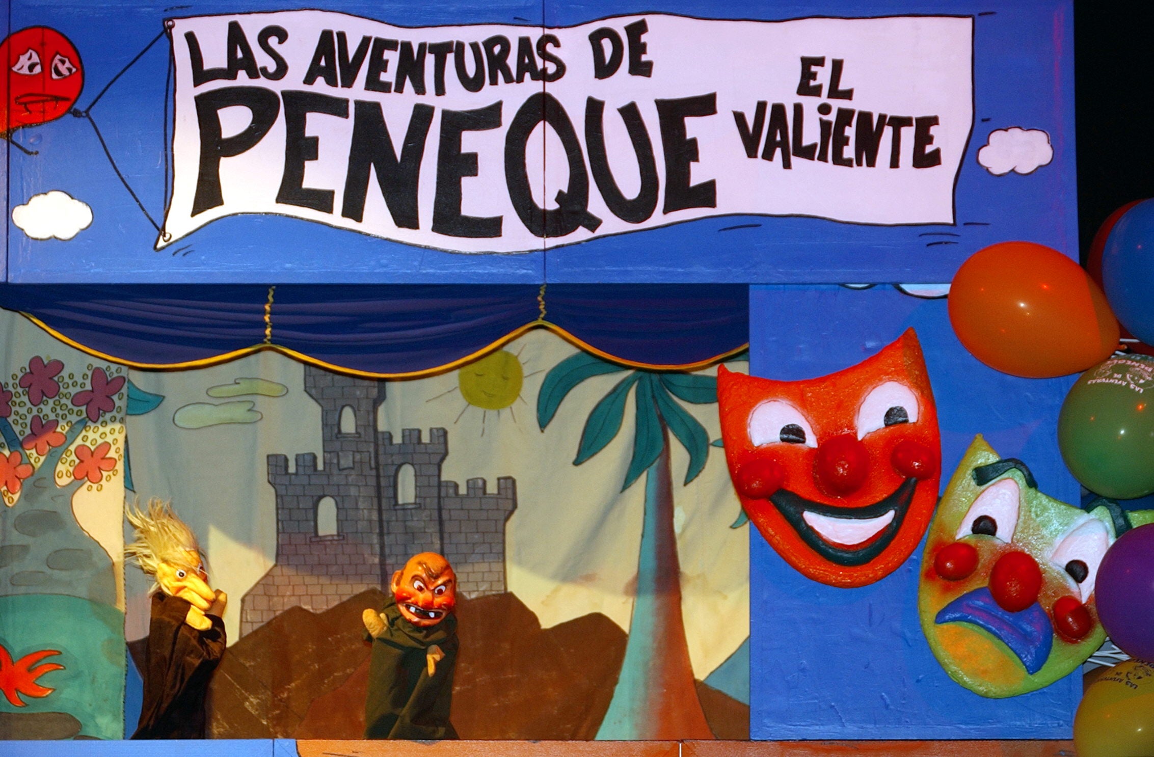 Muñecos de guiñol escenificando las Aventuras de Peneque El Valiente.