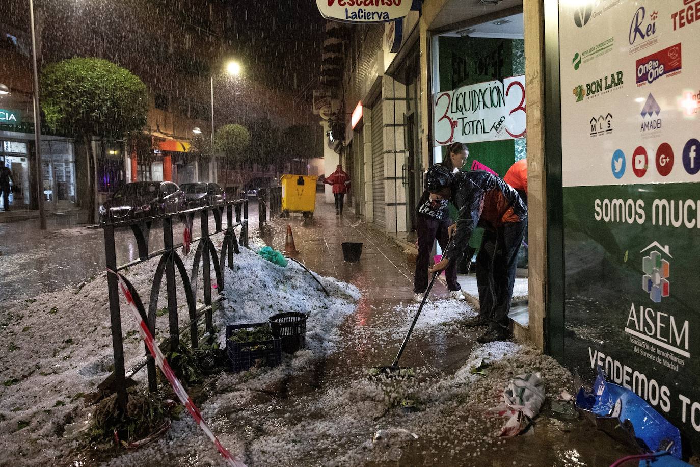 Vista del estado de las calles en la localidad madrileña de Arganda del Rey, tras la fuerte tormenta de lluvia y granizo que ha caído este lunes en toda la Comunidad de Madrid.