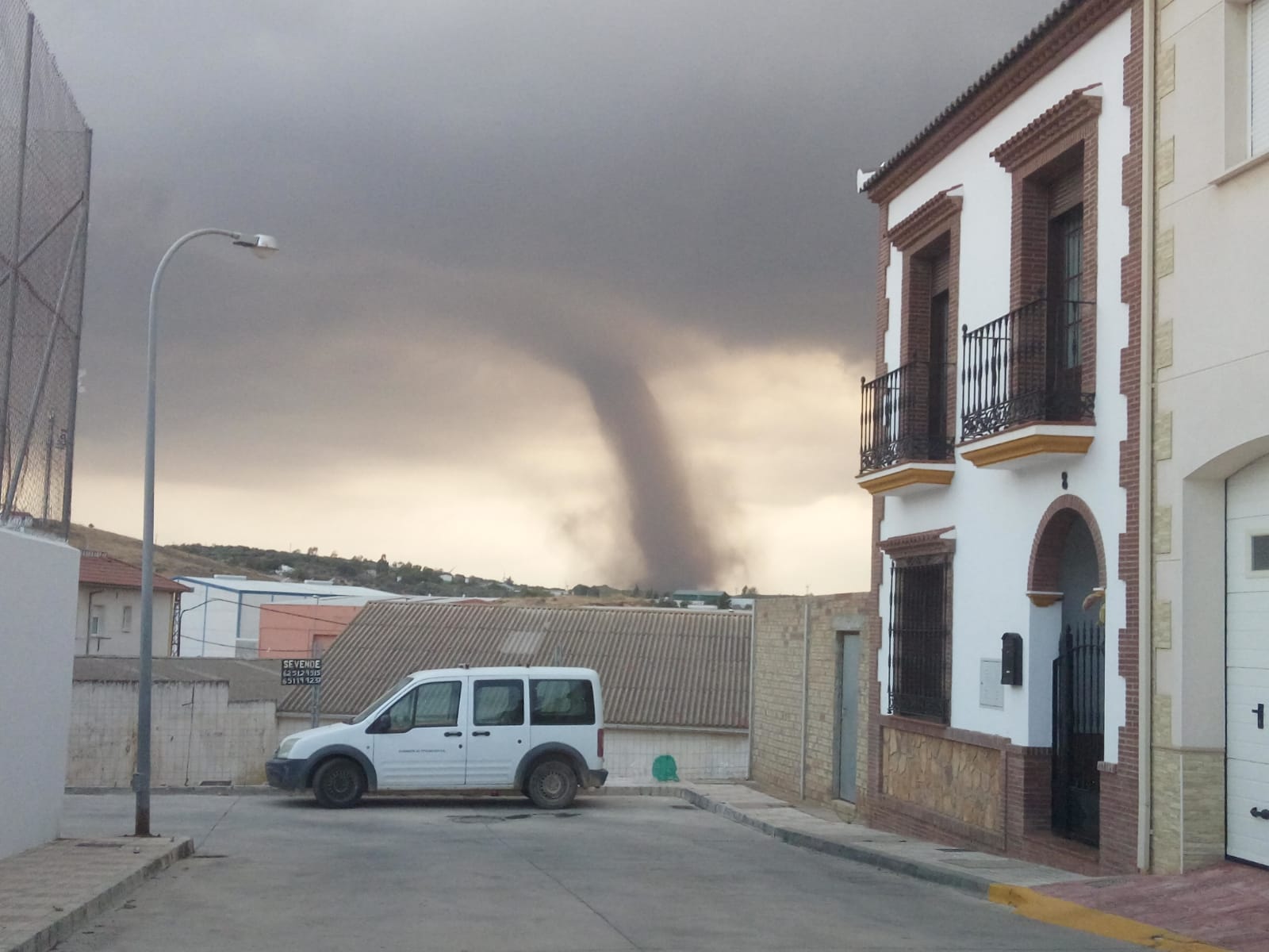 Imagen principal - Varios tornados y lluvias fuertes sorprenden a Campillos