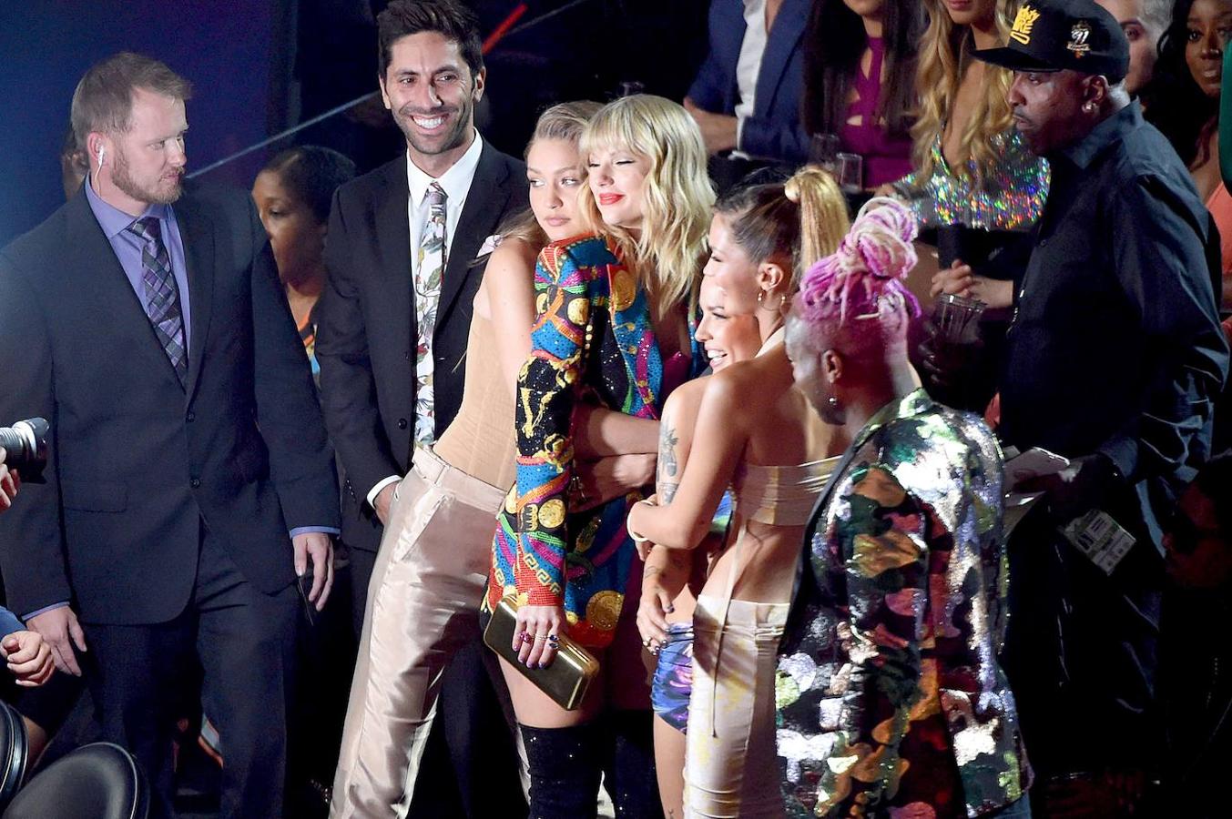 La cantante Taylor Swift posa junto a sus amigas modelos Gigi Hadid y Bella Hadid.