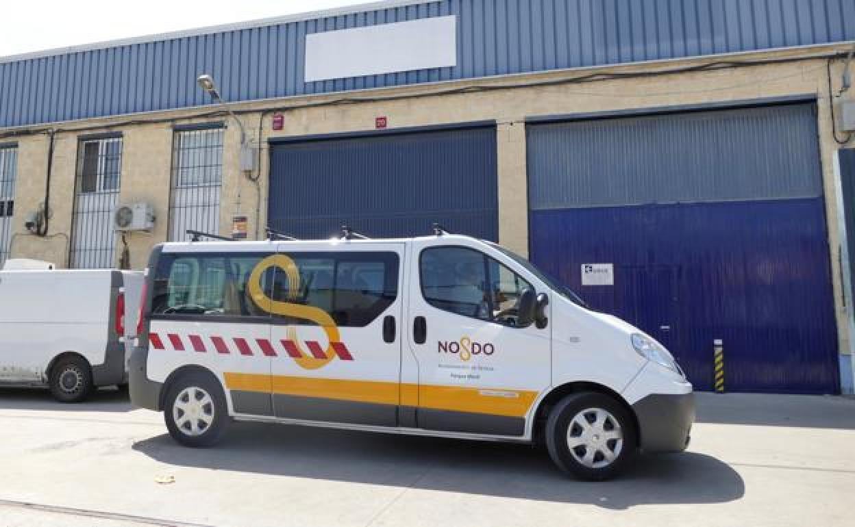 Una furgoneta del Ayuntamiento de Sevilla llega para recoger muestras a la sede de la empresa Magrudis, la empresa que fabricaba la carne mechada origen del brote de listeriosis.