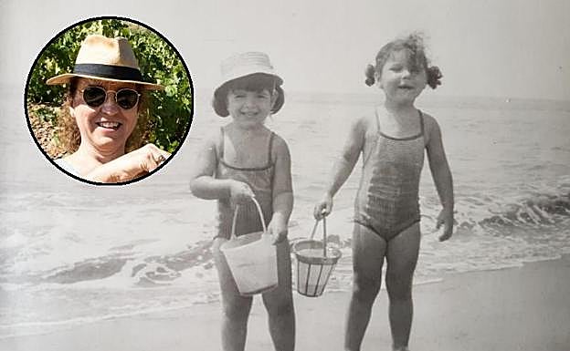 Victoria Ordóñez (a la derecha), posa junto a una de sus primas mientras buscaban coquinas en la orilla de la playa de Chilches. 