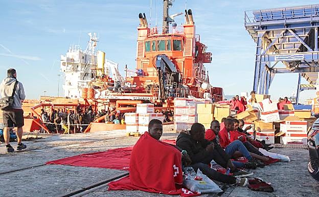 Imagen de archivo de un operativo de atención ante la llegada de migrantes al Puerto de Málaga, en octubre de 2018. 