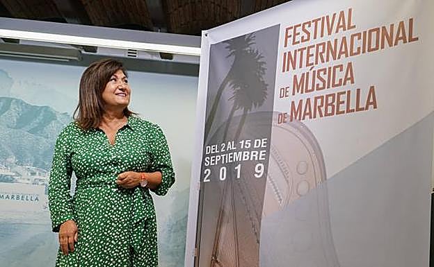 La directora general de Cultura, Carmen Díaz, junto al cartel del festival. 
