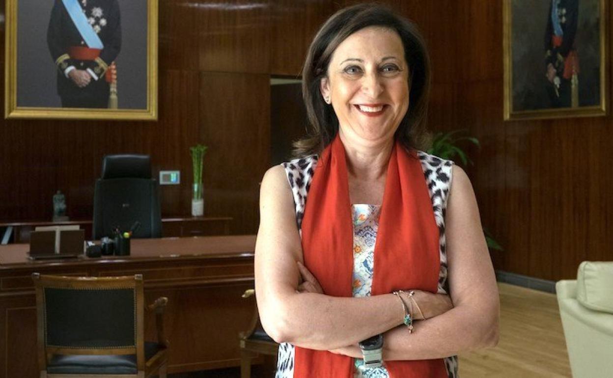 La ministra de Defensa, Margarita Robles, posa en su despacho del Ministerio en una imagen de archivo.
