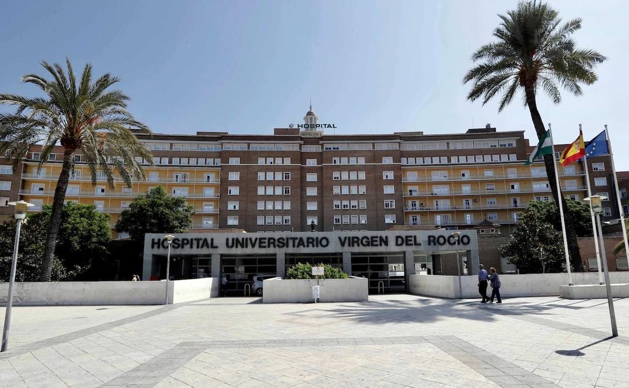 Fachada del hospital Virgen del Rocío, en Sevilla.