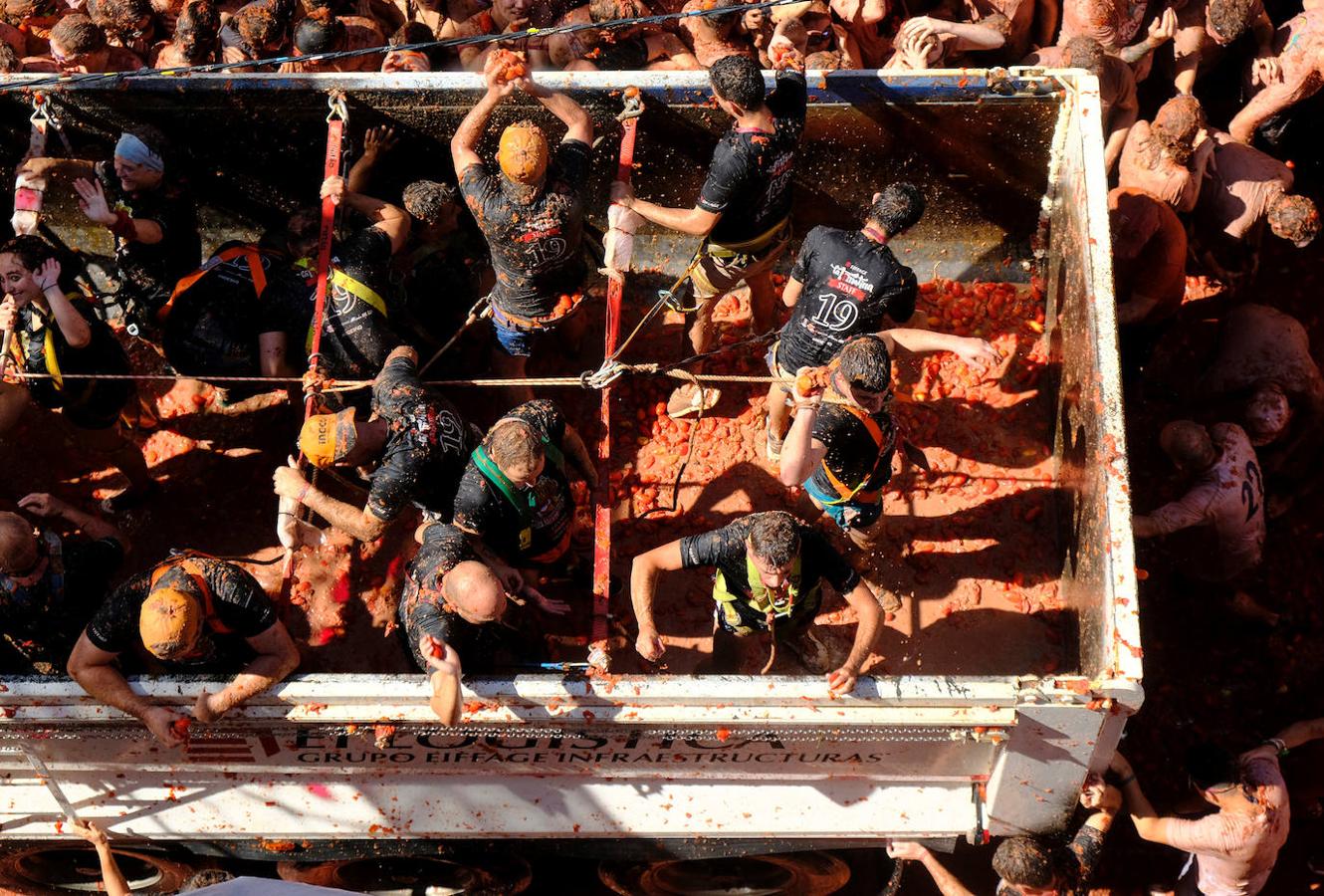 El pueblo de Buñol vuelve a ser, un año más y como cada último miércoles de agosto, el escenario de la batalla hortofrutícola más colorada del mundo con su Tomatina, donde 22.000 personas luchan sin cuartel y durante una hora con 145.000 kilos de tomate fresco.