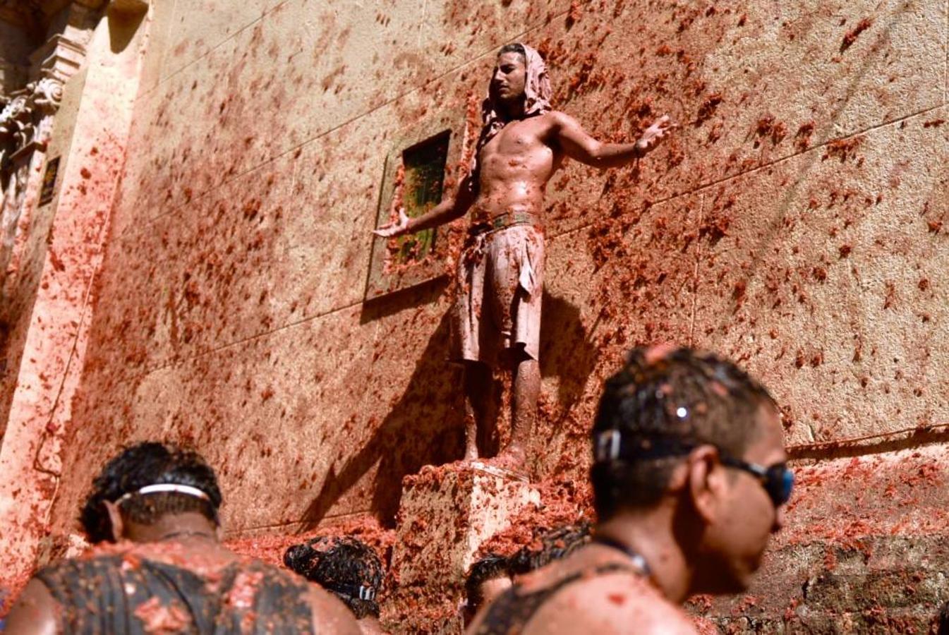 El pueblo de Buñol vuelve a ser, un año más y como cada último miércoles de agosto, el escenario de la batalla hortofrutícola más colorada del mundo con su Tomatina, donde 22.000 personas luchan sin cuartel y durante una hora con 145.000 kilos de tomate fresco.