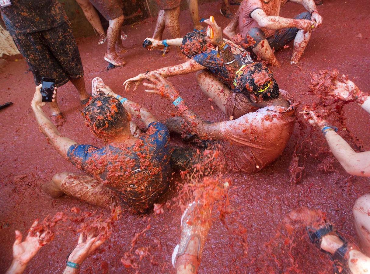 El pueblo de Buñol vuelve a ser, un año más y como cada último miércoles de agosto, el escenario de la batalla hortofrutícola más colorada del mundo con su Tomatina, donde 22.000 personas luchan sin cuartel y durante una hora con 145.000 kilos de tomate fresco.