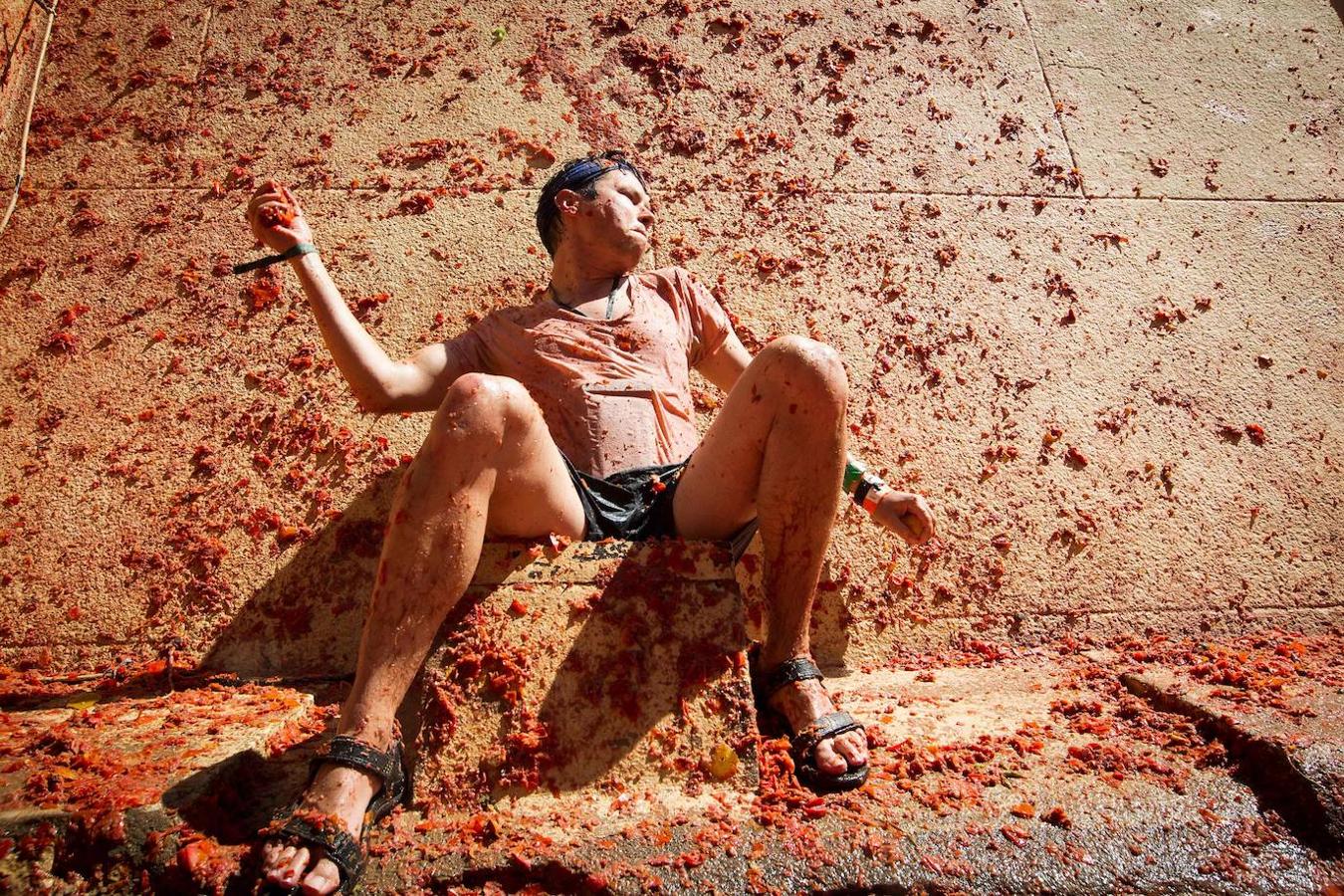 El pueblo de Buñol vuelve a ser, un año más y como cada último miércoles de agosto, el escenario de la batalla hortofrutícola más colorada del mundo con su Tomatina, donde 22.000 personas luchan sin cuartel y durante una hora con 145.000 kilos de tomate fresco.