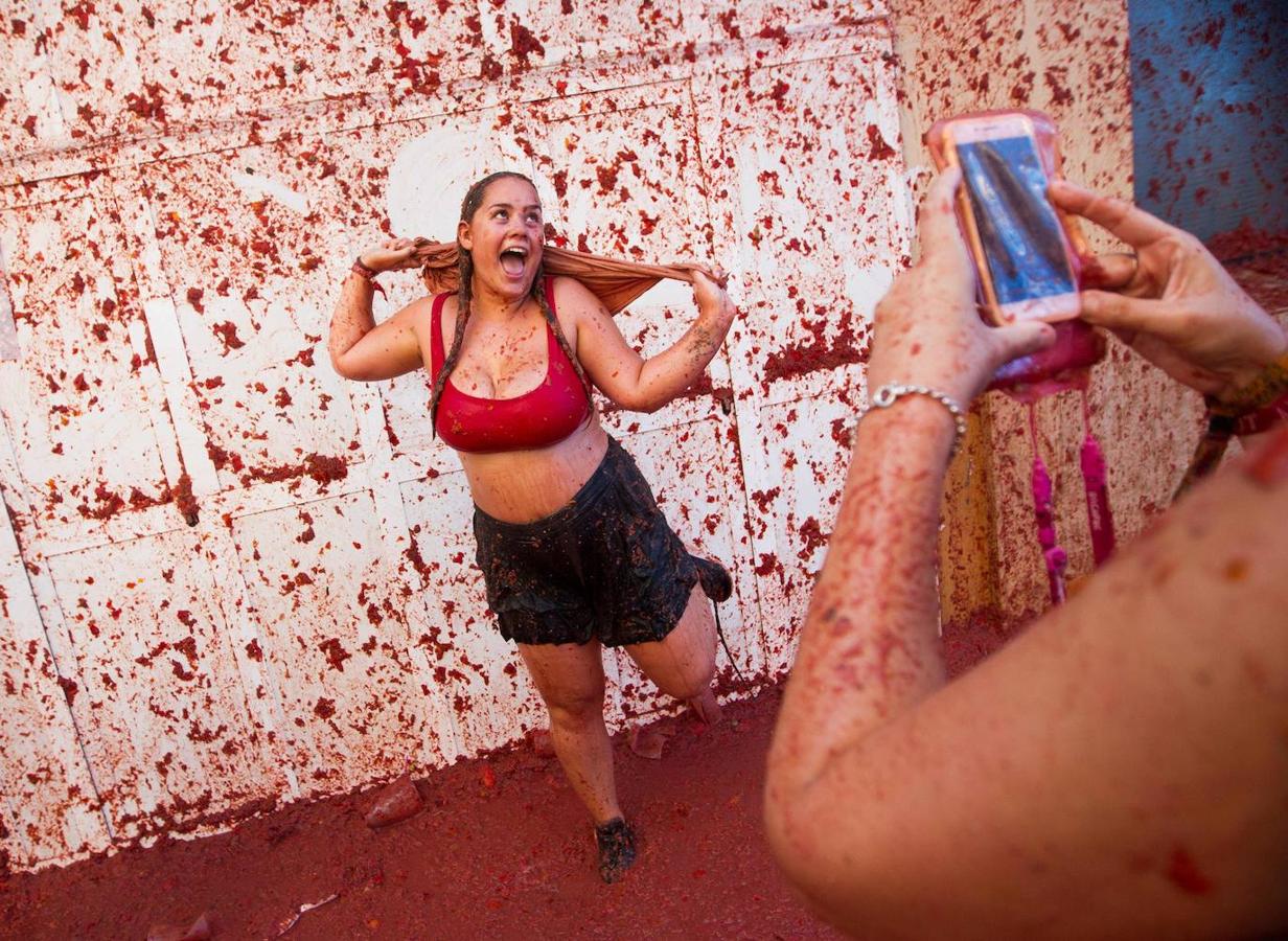 El pueblo de Buñol vuelve a ser, un año más y como cada último miércoles de agosto, el escenario de la batalla hortofrutícola más colorada del mundo con su Tomatina, donde 22.000 personas luchan sin cuartel y durante una hora con 145.000 kilos de tomate fresco.