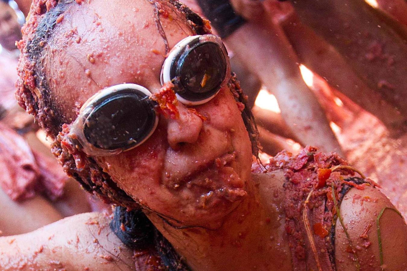 El pueblo de Buñol vuelve a ser, un año más y como cada último miércoles de agosto, el escenario de la batalla hortofrutícola más colorada del mundo con su Tomatina, donde 22.000 personas luchan sin cuartel y durante una hora con 145.000 kilos de tomate fresco.