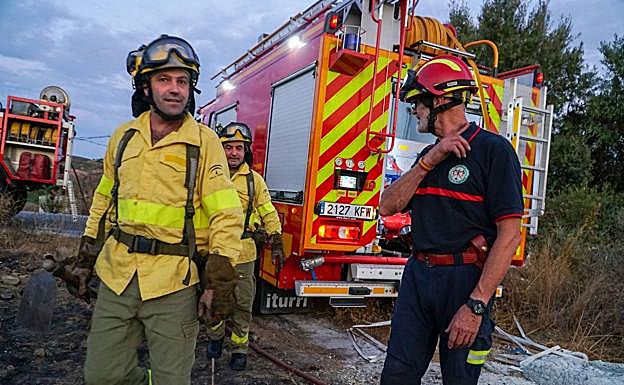 Imagen principal - Controlado el incendio forestal en el paraje Los Monteros de Marbella