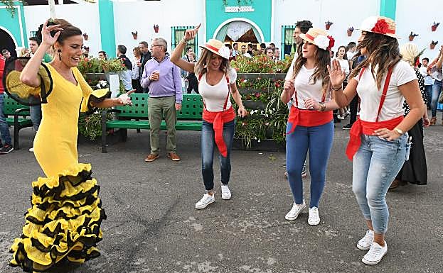 En la imagen, varias jóvenes disfrutan de la pasada edición de la feria. 