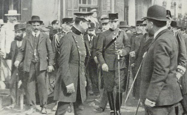 Alfonso XIII recorriendo las calles de Málaga. 