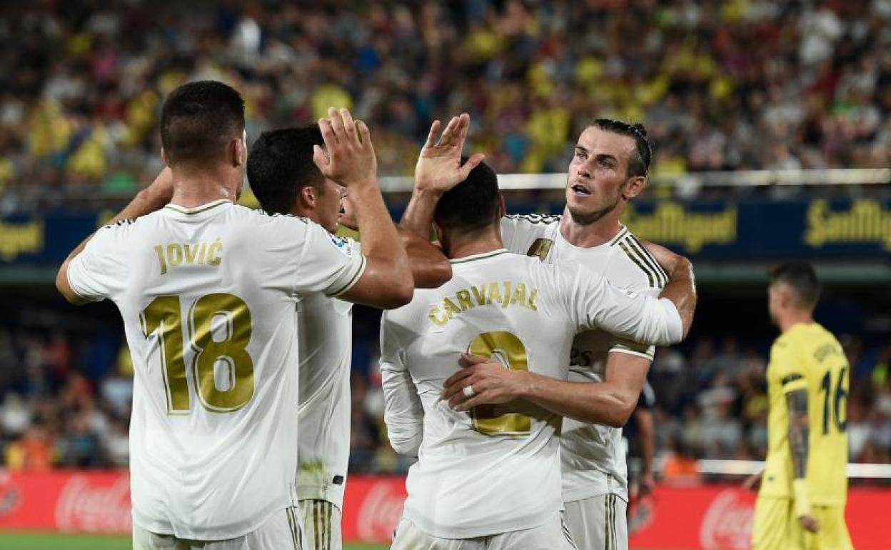 Gareth Bale celebra con sus compañeros uno de sus dos goles ante el Villarreal. 