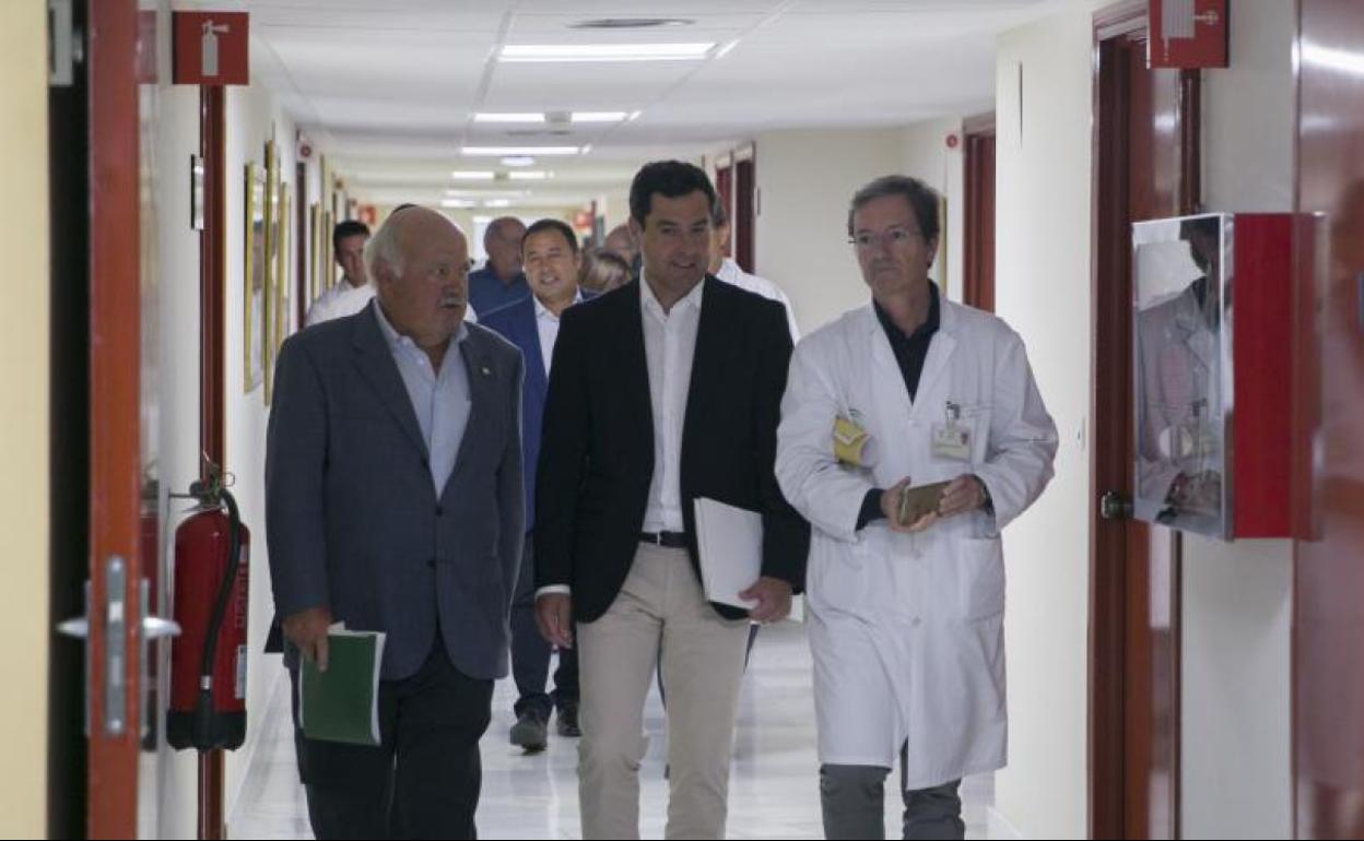 El presidente de la Junta, junto al consejero de Salud y el portavoz del Gabinete técnico de Listeriosis el pasado miercoles.