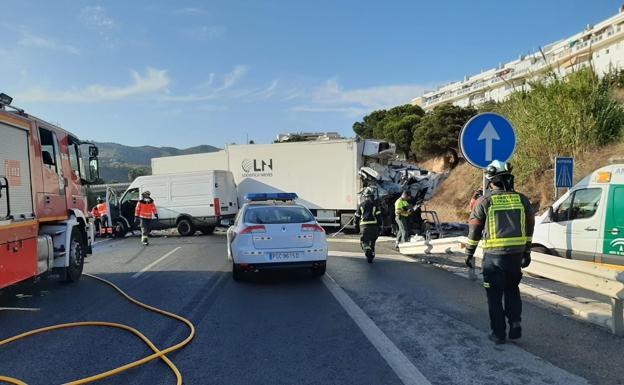 Imagen principal - Dos muertos en una colisión entre dos camiones en la autovía en Torre de Benagalbón