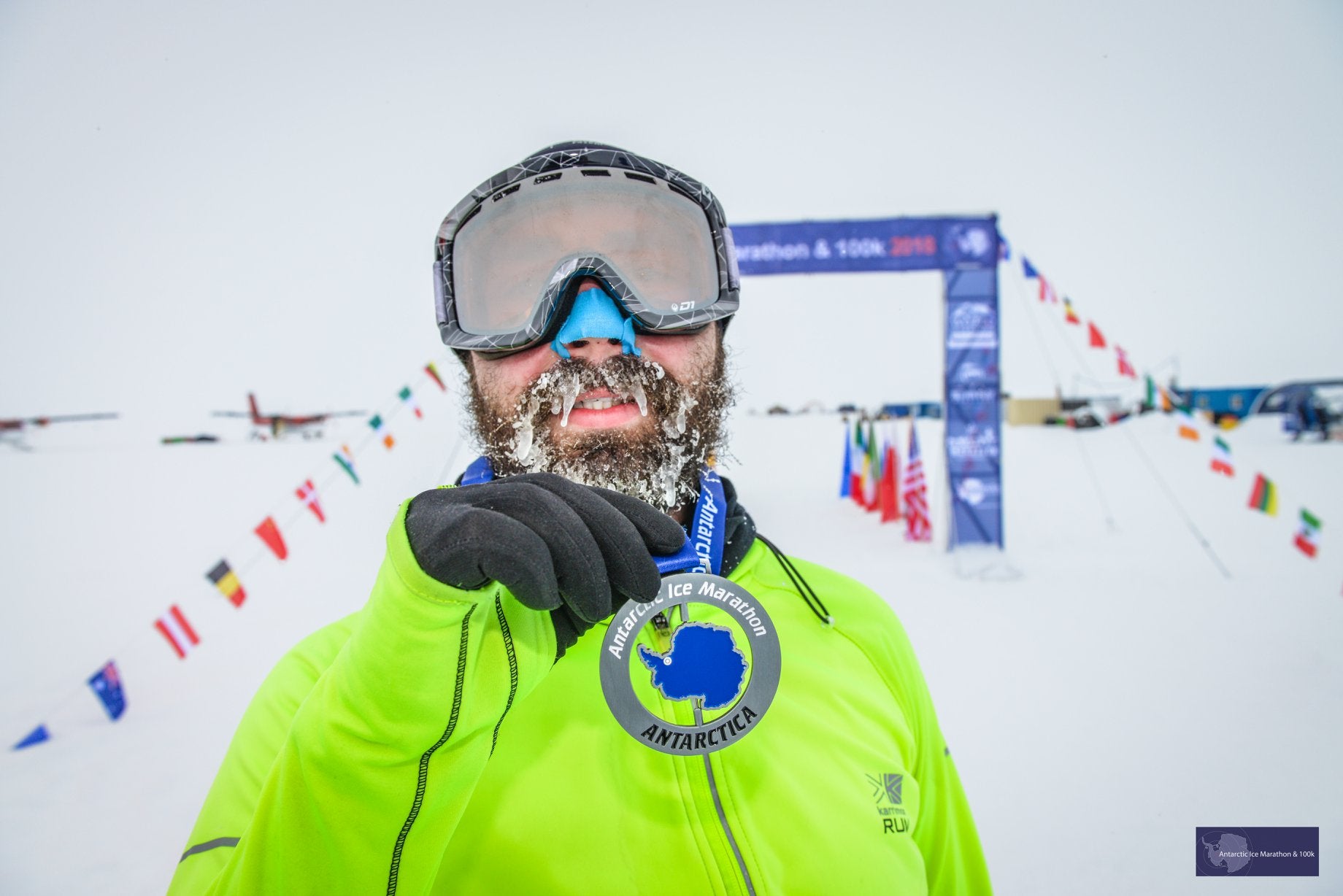 La maratón de la Antártida. Con meta en el punto más al sur del planeta, son 42 kilómetros a 20 grados bajo cero. Un reto al alcance de pocos. Pero también por su precio. La inscripción oscila entre los 15.000 euros. En 2018 la corrieron 55 valientes. Es tan dura que solo pueden participar los que tengan un seguro de vida y de rescate, sino no pueden participar. Eso si, las imágenes que se ofrecen a los corredores son incomparables. Y además pisan un recorrido que pocos han atravesado. 