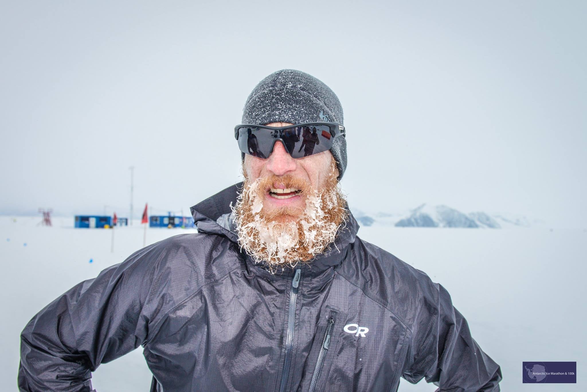 La maratón de la Antártida. Con meta en el punto más al sur del planeta, son 42 kilómetros a 20 grados bajo cero. Un reto al alcance de pocos. Pero también por su precio. La inscripción oscila entre los 15.000 euros. En 2018 la corrieron 55 valientes. Es tan dura que solo pueden participar los que tengan un seguro de vida y de rescate, sino no pueden participar. Eso si, las imágenes que se ofrecen a los corredores son incomparables. Y además pisan un recorrido que pocos han atravesado. 