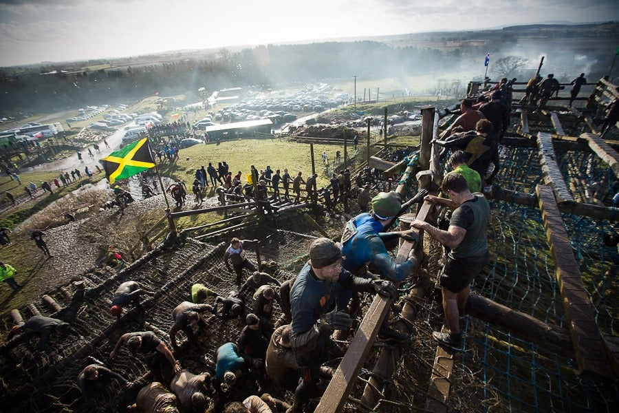 Tough Guy. Se trata de una propuesta más diferente: una carrera de obstáculos. No es una prueba de fondo, tan solo hay que culminar 15 kilómetros. Casi nada en comparación con las anteriores carreras, pero que sea corta no significa que no sea dura. Es brutal. Hay que superar fosas de hasta seis metros de profundidad llenas de agua helada y barro, arrastrarse por túneles subterráneos, pasar bajo alambres de púas, saltar a través de imponentes hogueras... una locura.