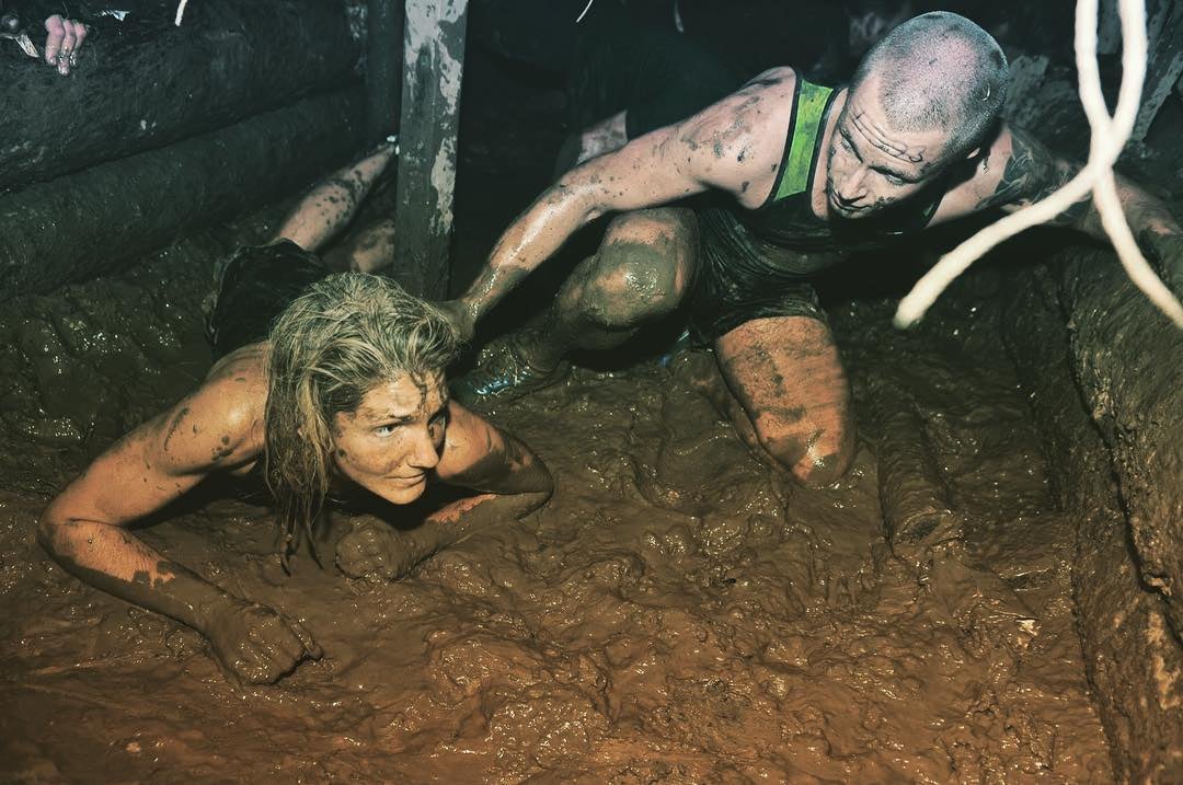 Tough Guy. Se trata de una propuesta más diferente: una carrera de obstáculos. No es una prueba de fondo, tan solo hay que culminar 15 kilómetros. Casi nada en comparación con las anteriores carreras, pero que sea corta no significa que no sea dura. Es brutal. Hay que superar fosas de hasta seis metros de profundidad llenas de agua helada y barro, arrastrarse por túneles subterráneos, pasar bajo alambres de púas, saltar a través de imponentes hogueras... una locura.