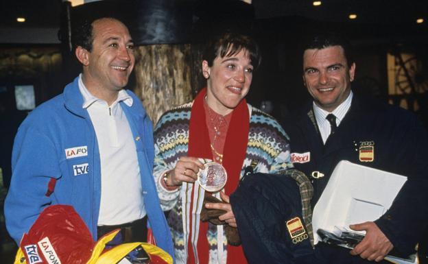 Blanca Fernández Ochoa, escoltada por su hermano Francisco y su marido y entrenador, Daniele Fioretto, muestra orgullosa la medalla de bronce obtenida en la prueba de eslalon gigante en los Juegos Olímpicos de Albertville, en febrero de 1992. 