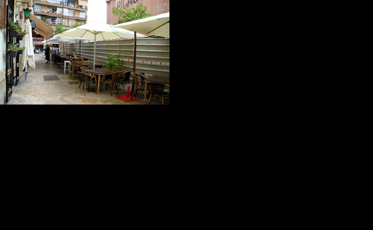 Aspecto del vallado metálico junto a los negocios de hostelería de la plaza de la Merced. 
