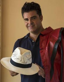 Imagen secundaria 2 - Arriba, algunos de los artículos firmados de Michael Jackson de la colección de Timmy Ropero. Abajo, el malagueño con el sombrero de 'Smooth criminal' y la réplica firmada de la chaqueta de 'Thriller'. 