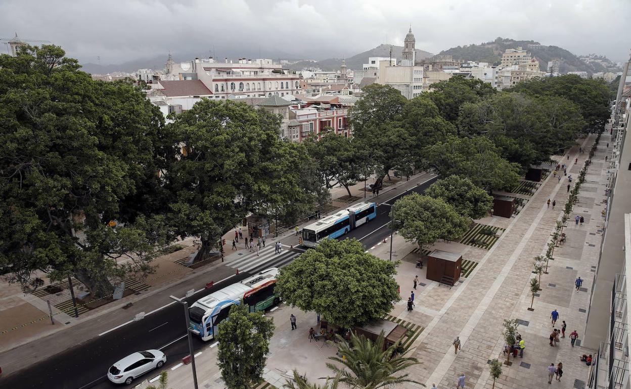 El eje central de la Alameda tiene tres carriles para buses y dos para tráfico privado. 