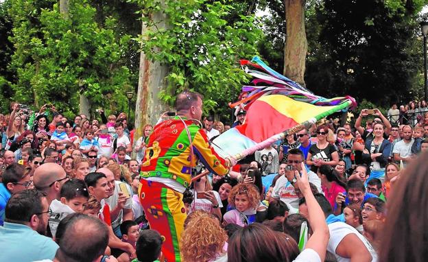 El Cascamorras es representado por un colorido personaje. 