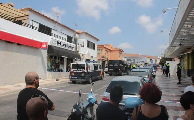 Imagen principal - Detienen a un hombre por matar a su madre de un tiro en la cabeza en Puerto de la Torre, Málaga