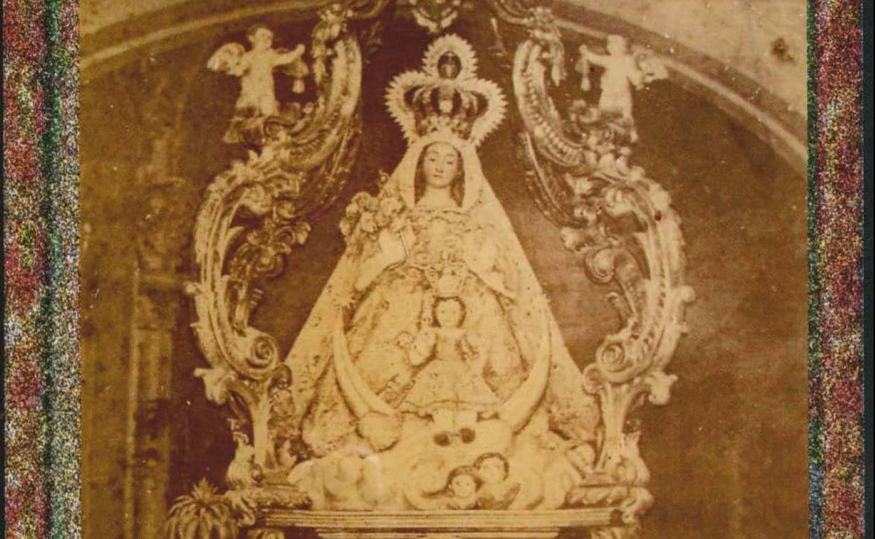 Imagen de la Virgen de la Victoria, cuando aún se vestía con ropajes, a finales del siglo XIX. 