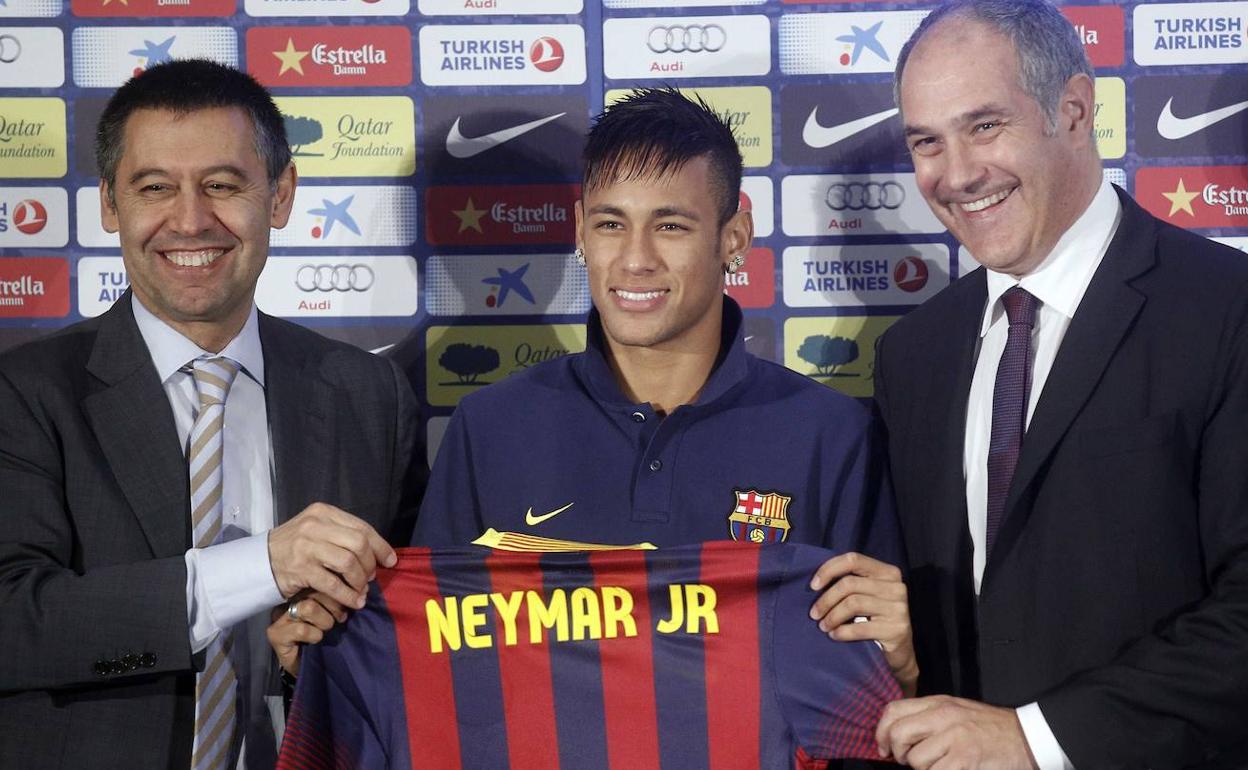 Neymar Junior posa con la camiseta del Barcelona, junto a Josep María Bartomeu (i) y Andoni Zubizarreta (d),vicepresidente deportivo y director deportivo del Barça, durante su presentación como nuevo jugador del club catalán en 2013. 