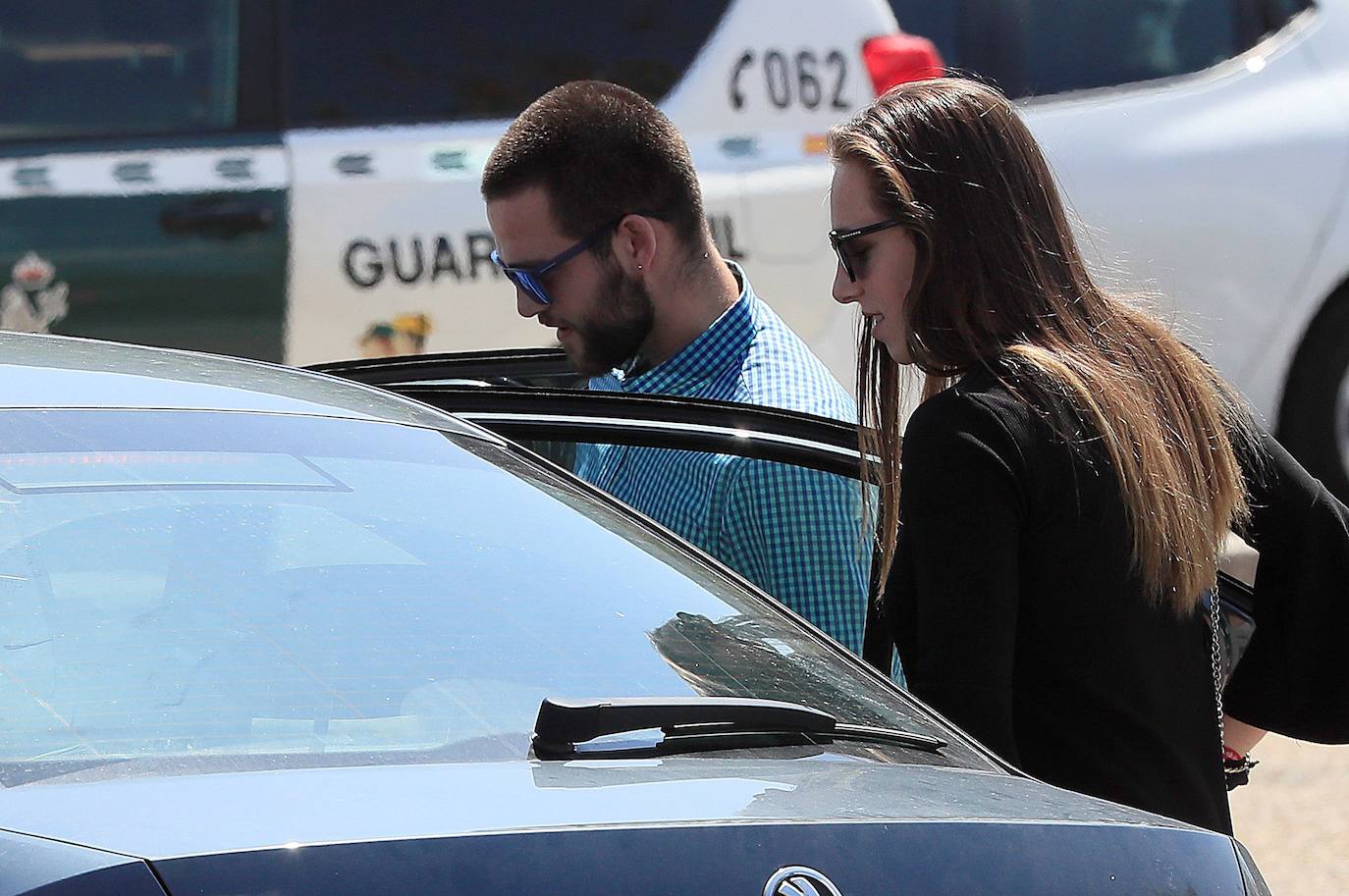 Los hijos de Blanca Fernández Ochoa, David Fresneda, y Olivia Fresneda a su salida de la capilla ardiente.